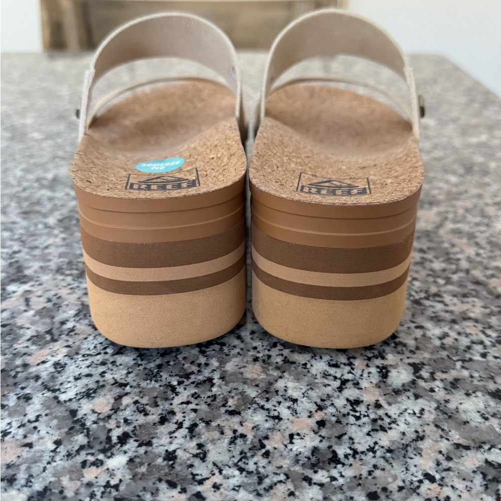 NWOT Reef Cusion Vista Higher Women's Platform Sandals in Gold - Picture 6 of 9